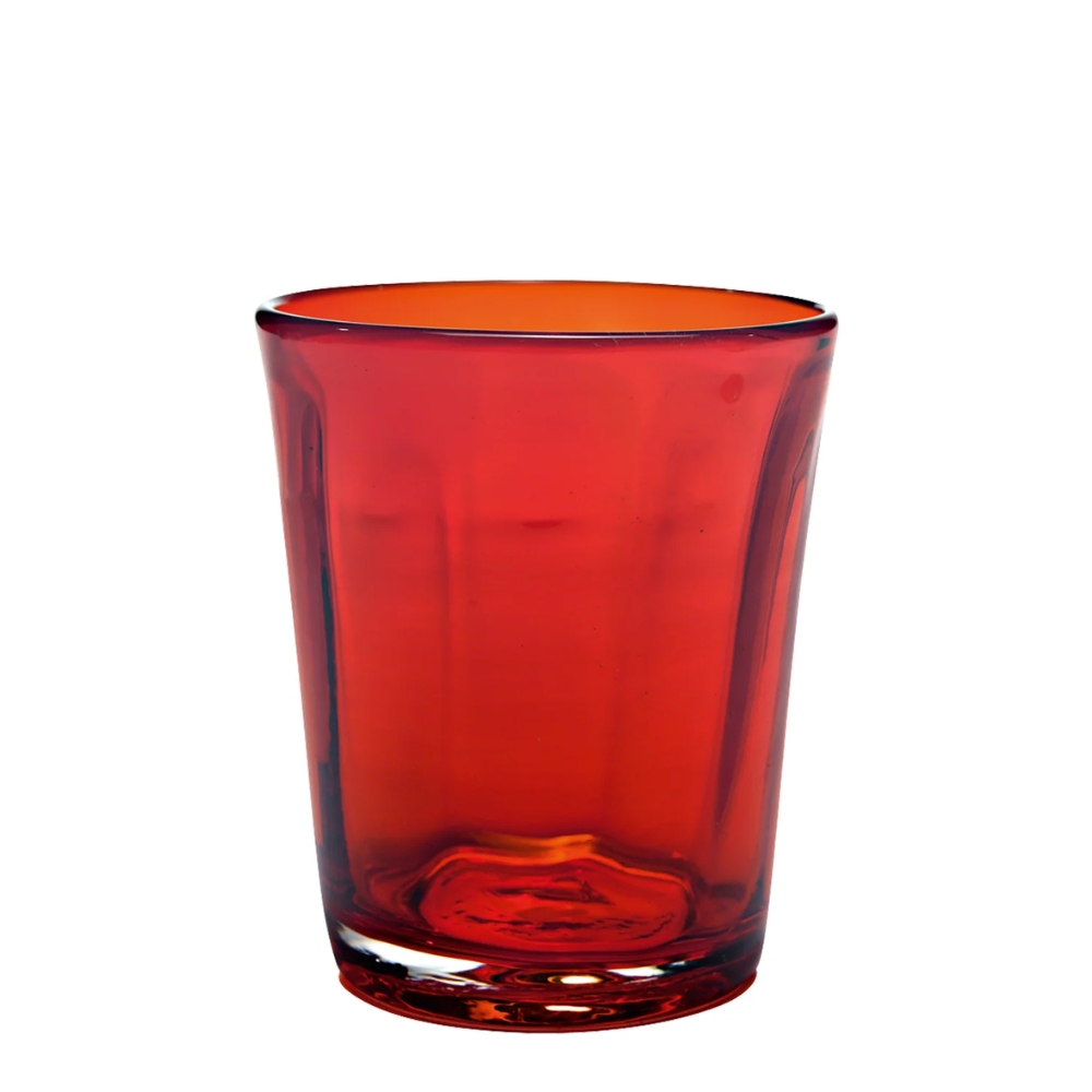 Transparant rood glas met dikke bodem en licht taps toelopende vorm op witte achtergrond