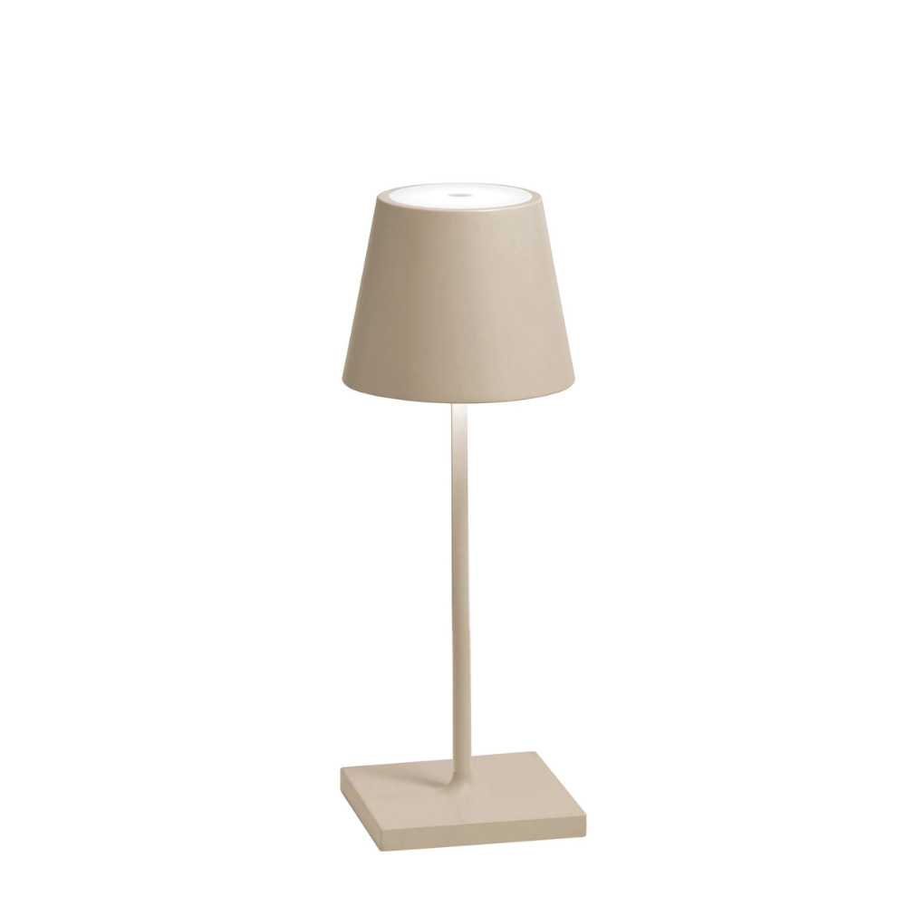 Lampada da tavolo beige con paralume conico in tessuto e base quadrata, struttura sottile e dritta, sfondo bianco.