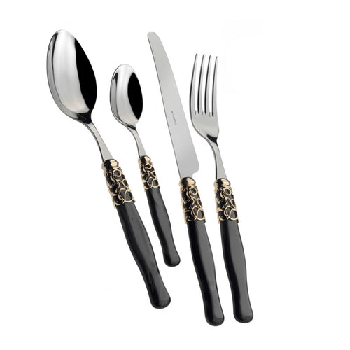 posate da tavola con impugnature nere decorate con anelli dorati, coltello, forchetta, cucchiaio e cucchiaino