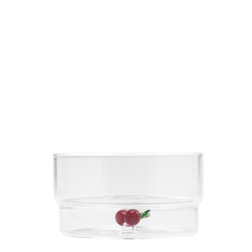 Copita transparente de vidrio con fondo plano y una decoración en forma de cerezas rojas en el interior.