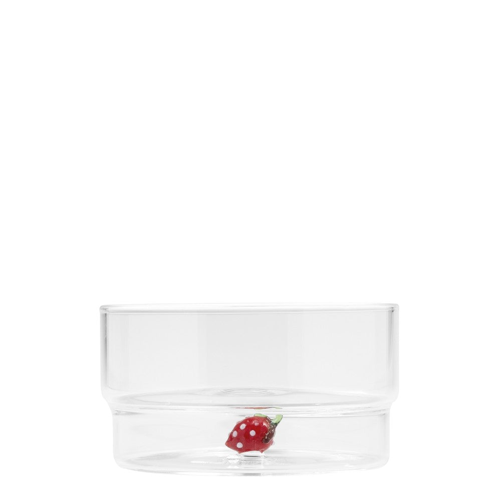 Cuenco de vidrio transparente con una fresa decorativa de lunares rojos en el interior, sobre fondo blanco.