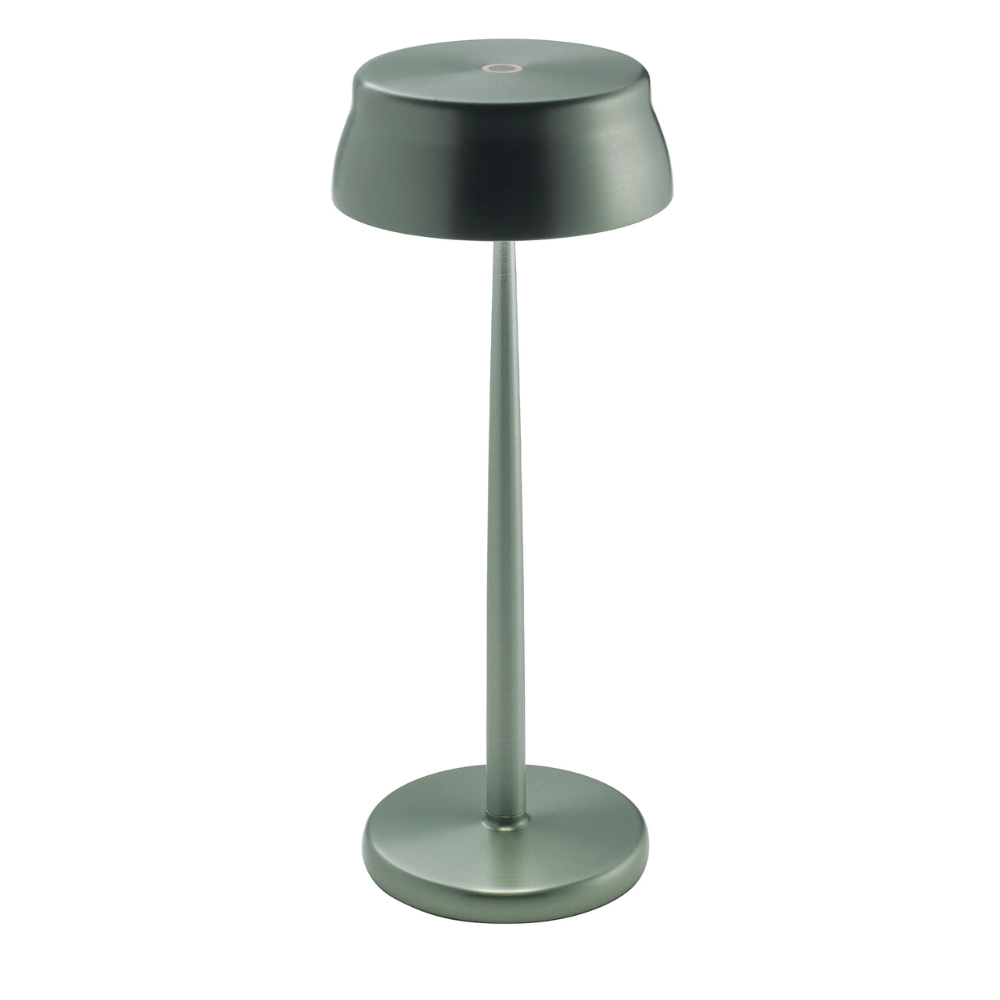 Lampe de table verte mate avec base et tige rondes en métal, abat-jour cylindrique renversé, fond blanc