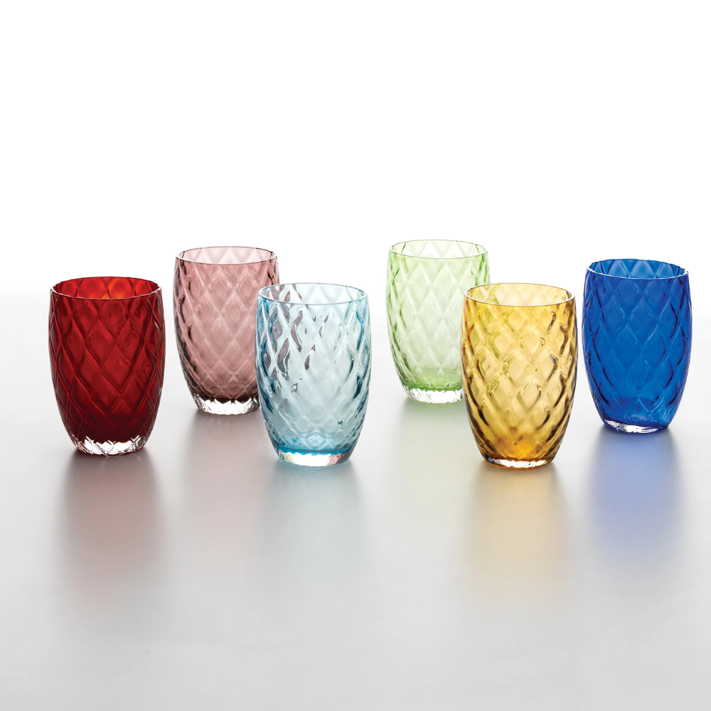 sei bicchieri di vetro trasparente con motivo a diamante, colori rosso, rosa, azzurro, verde, giallo e blu, su superficie bianca luminosa
