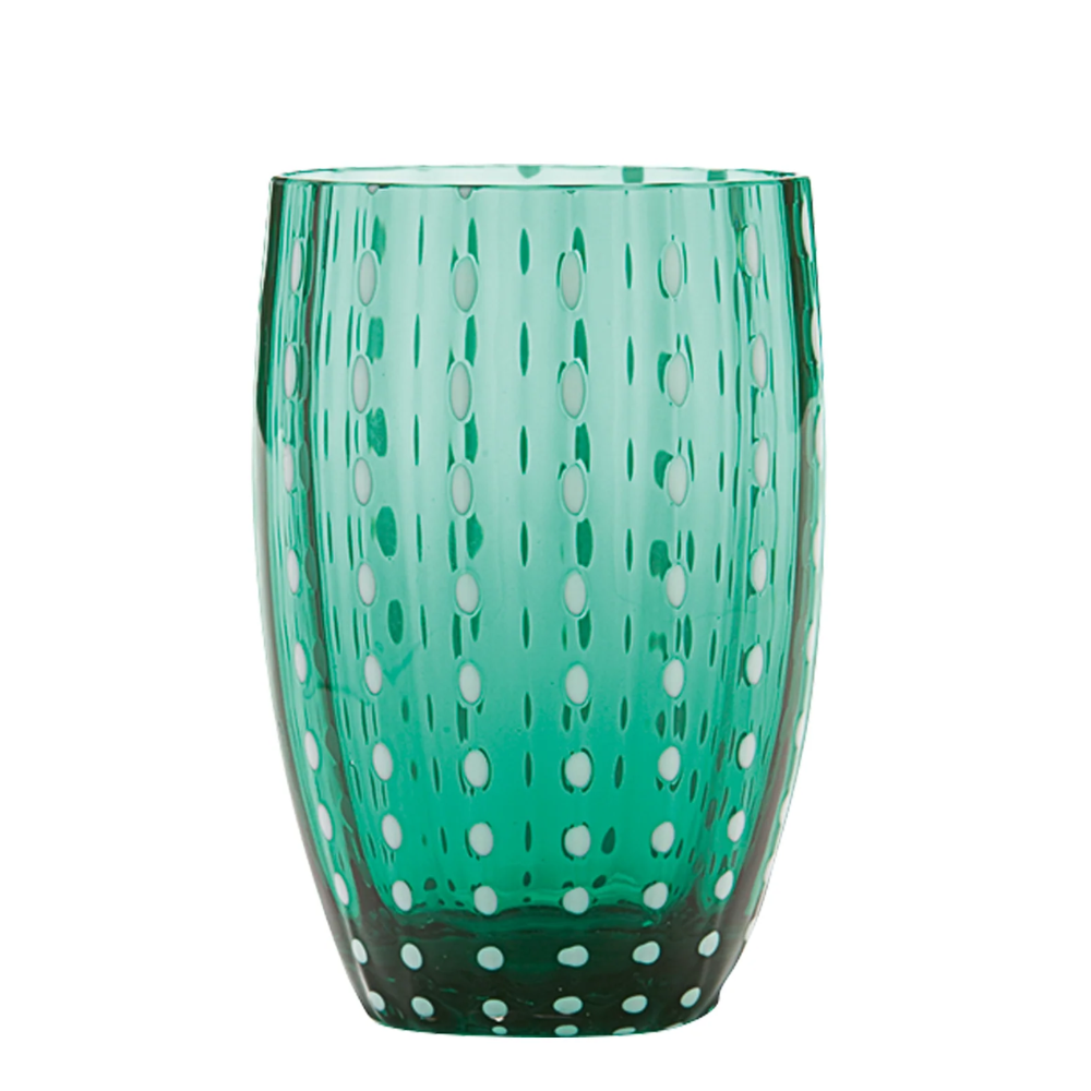 Verre vert émeraude en verre avec décorations blanches à points et lignes verticales, fond blanc.