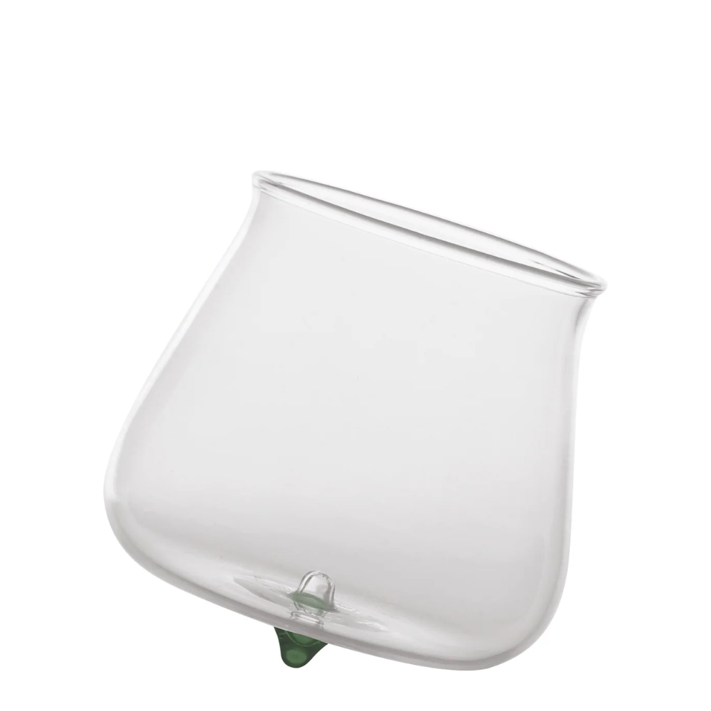 Transparant glas met groene driehoekige bodem, afgeronde vorm en licht uitlopende rand, witte achtergrond