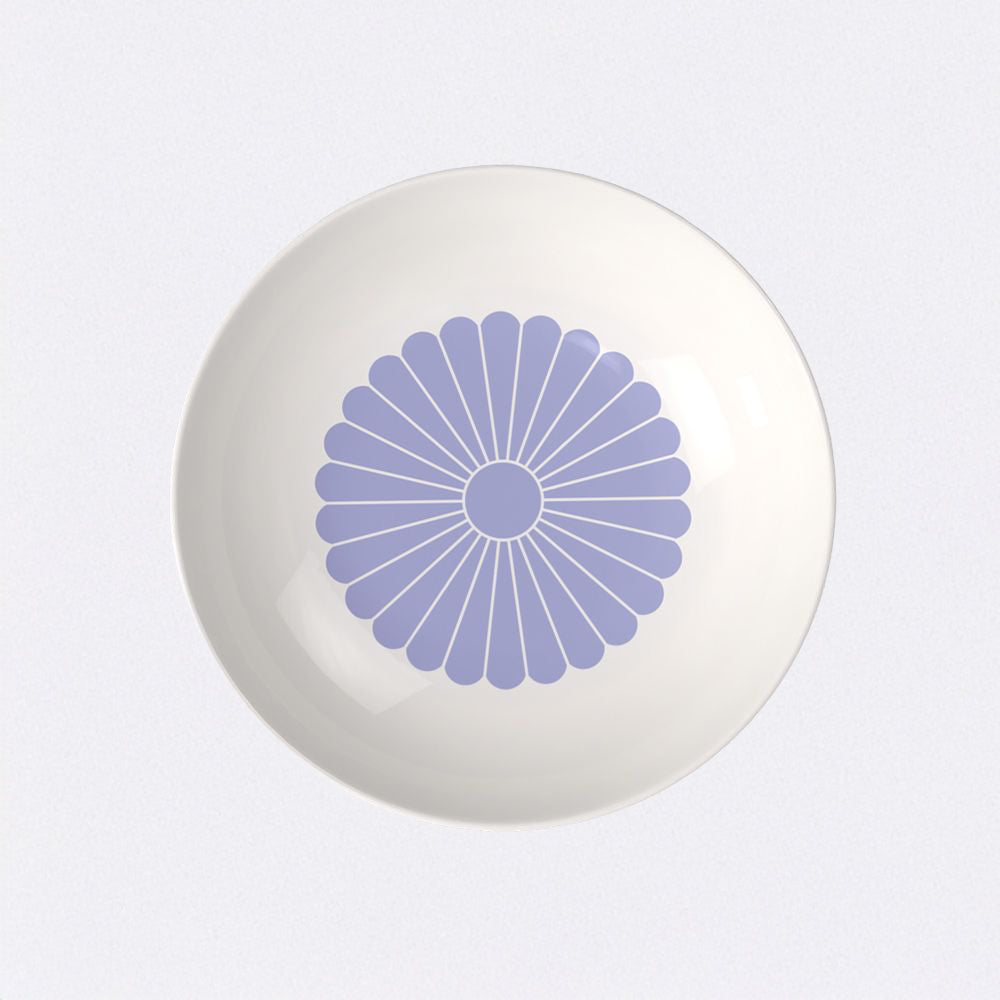 Piatto bianco lucido con decorazione centrale a forma di doppia rosa color lilla su fondo chiaro.
