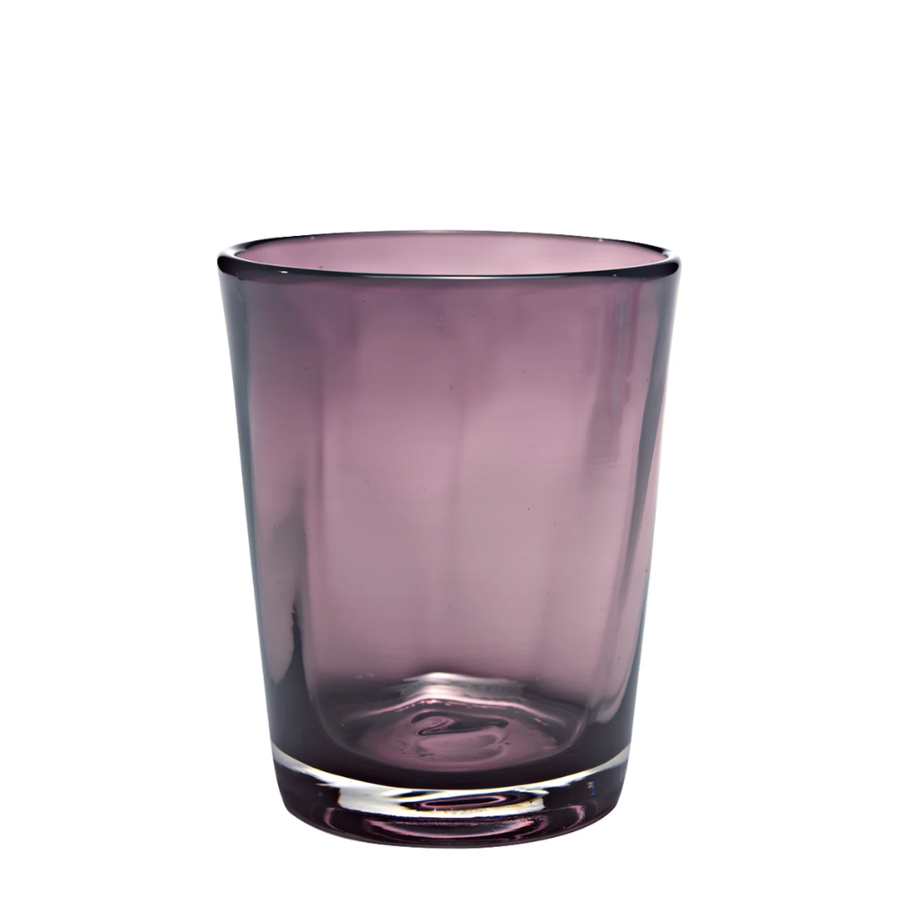 Glazen beker paars color met slightly rounded rim op witte achtergropd.