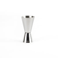 Dosificador de metal brillante con forma cónica y base de tambor, sobre fondo blanco.