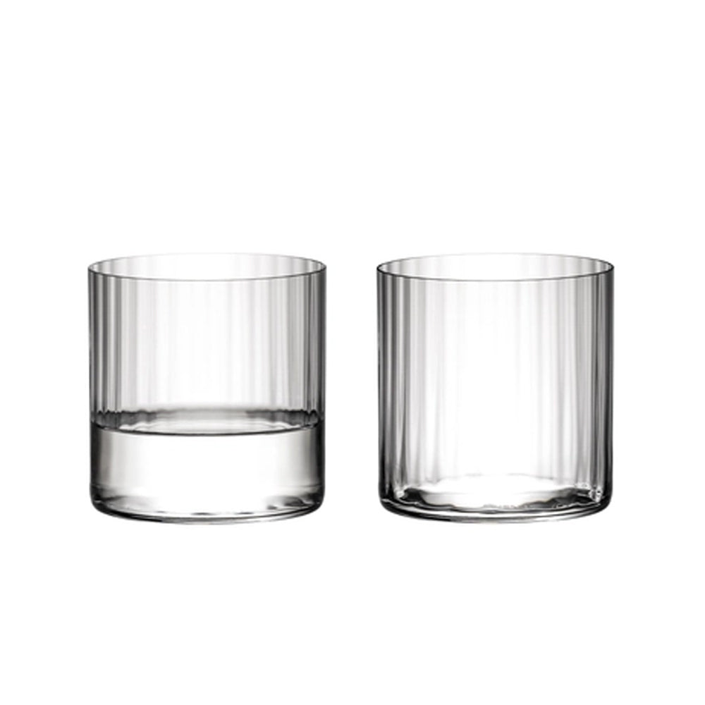 Twee transparante glazen met verticale wanden, een half gevuld met water, de andere leeg, op witte achtergrond.