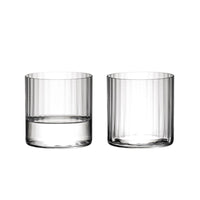 Twee transparante glazen met verticale wanden, een half gevuld met water, de andere leeg, op witte achtergrond.