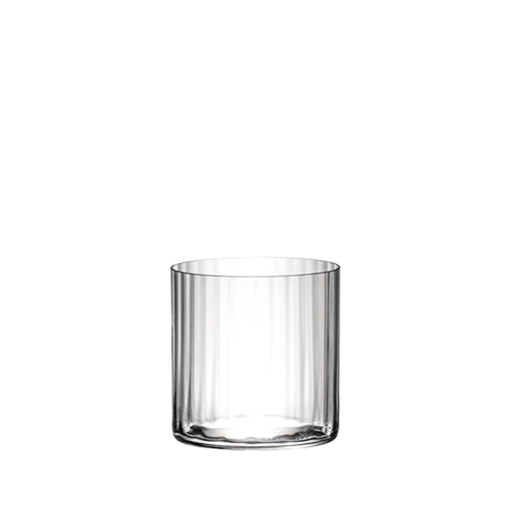 Transparant glas met glad cilindrisch oppervlak op witte achtergrond