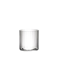 Transparant glas met glad cilindrisch oppervlak op witte achtergrond
