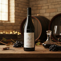 Barolo Monvigliero Belcolle Weinflasche aus dunklem Glas auf Holztisch mit Trauben, Dekanterflasche, Glas und Fässern im
