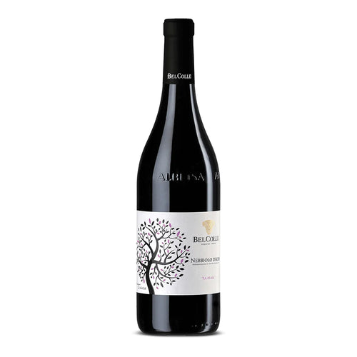 Bottiglia di vino rosso Belcolle Nebbiolo d'Alba con etichetta bianca decorata con albero stilizzato e foglie lilla, sfondo bianco.