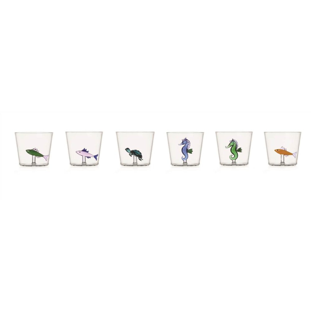 Set di cinque bicchieri trasparenti, ciascuno con un disegno colorato di animali marini: pesce, tartaruga, cavalluccio marino.
