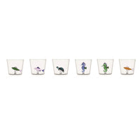 Set di cinque bicchieri trasparenti, ciascuno con un disegno colorato di animali marini: pesce, tartaruga, cavalluccio marino.