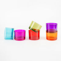 Cinque bicchieri di plastica colorati (azzurro, fucsia, verde, rosso, arancione) impilati su sfondo bianco.