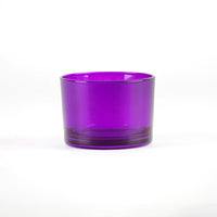 Vassoio in vetro di colore viola, di forma cilindrica con bordi arrotondati e fondo piatto.