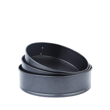 Set di 3 teglie rotonde di colore nero in metallo antiaderente sovrapposte su sfondo bianco.