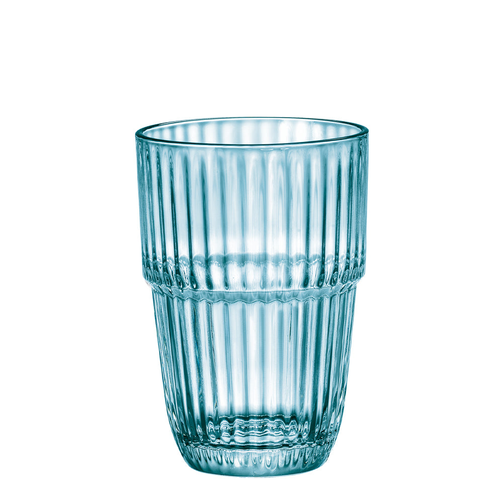 bicchiere in vetro trasparente con motivo rigato verticale su sfondo bianco