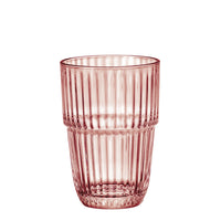 bicchiere trasparente rosa in vetro con superficie rigata verticale e base leggermente più stretta