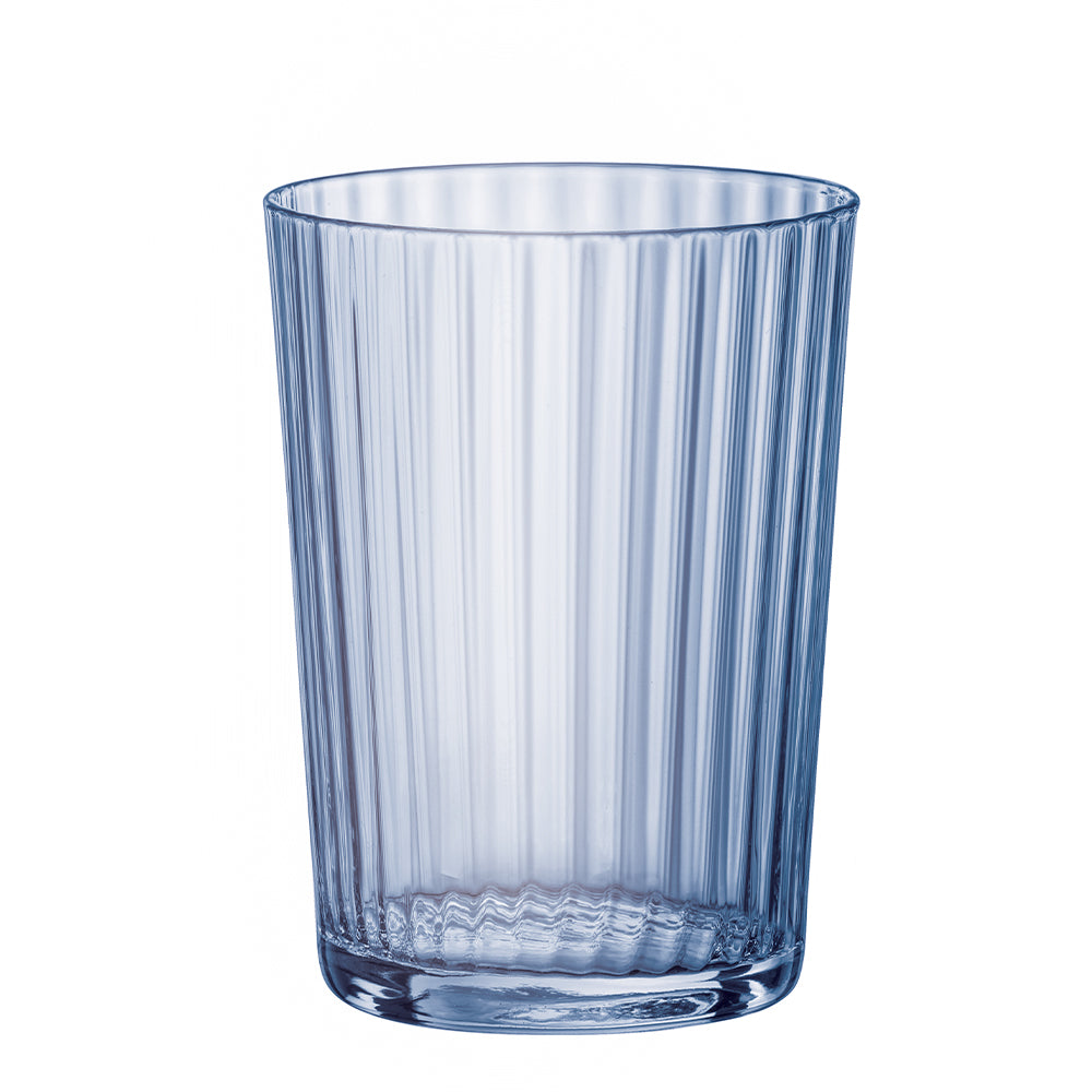 transparante glazen beker met vertical ribbed surface op witte achtergropd