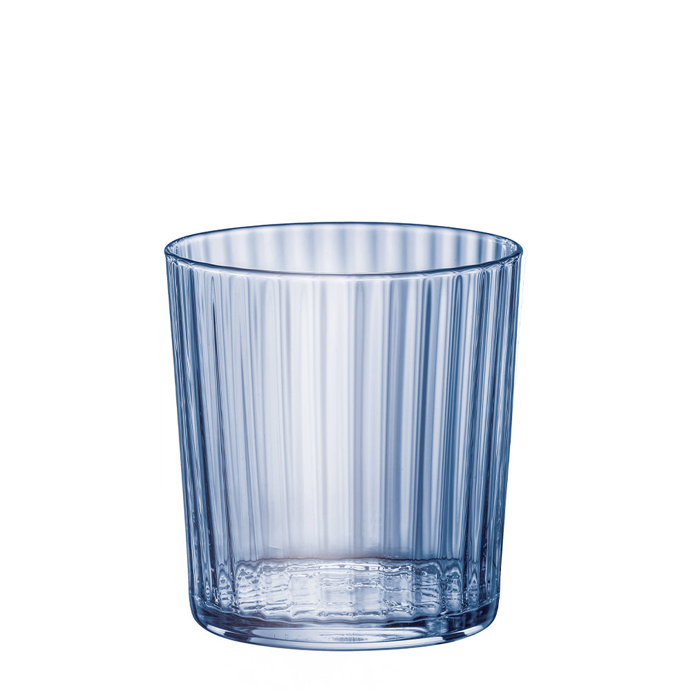 transparante glazen beker met vertical ribbed surface op witte achtergropd
