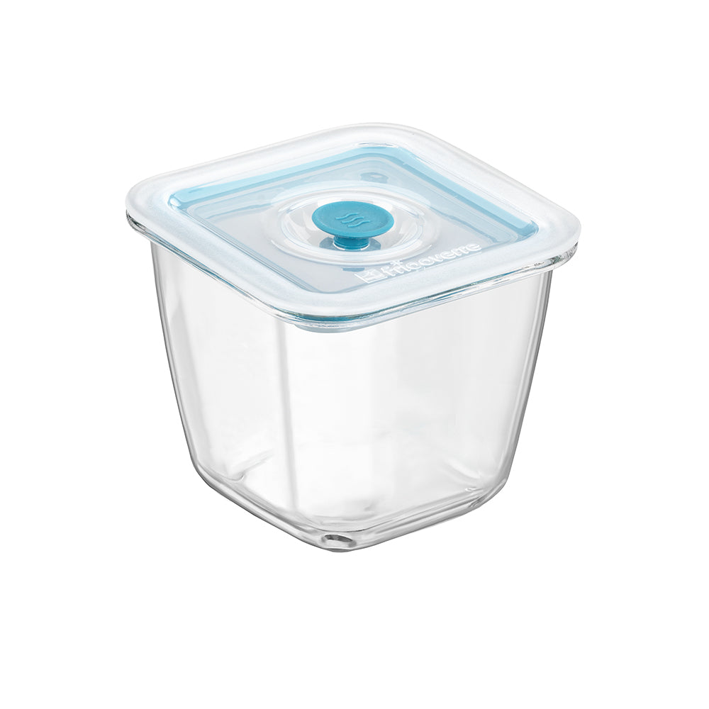 Quadratischer Glasbehälter mit hellblauem Deckel, transparent, leicht kantig, ohne sichtbaren Inhalt.