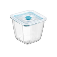 Quadratischer Glasbehälter mit hellblauem Deckel, transparent, leicht kantig, ohne sichtbaren Inhalt.