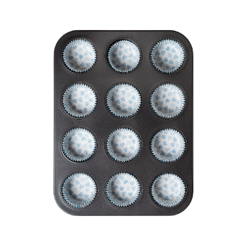 Stampo da forno rettangolare nero con 12 pirottini bianchi decorati con cuori azzurri, sfondo bianco.