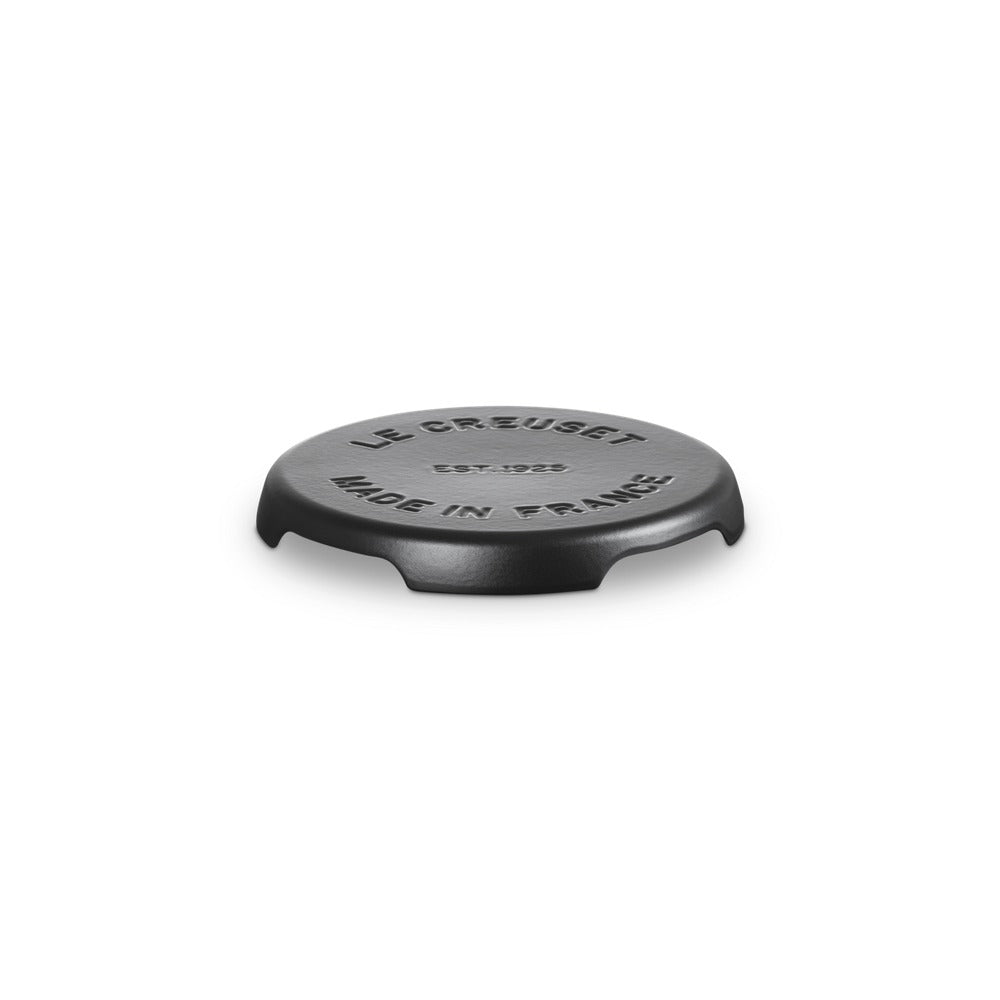 Coperchio rotondo in ghisa di colore nero con scritte "LE CREUSET" e "MADE IN FRANCE", superficie liscia e finitura lucida.