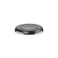 Coperchio rotondo in ghisa di colore nero con scritte "LE CREUSET" e "MADE IN FRANCE", superficie liscia e finitura lucida.