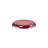 Coperchio rotondo rosso lucido con scritte in rilievo "LE CREUSET" e "MADE IN FRANCE", su sfondo bianco.
