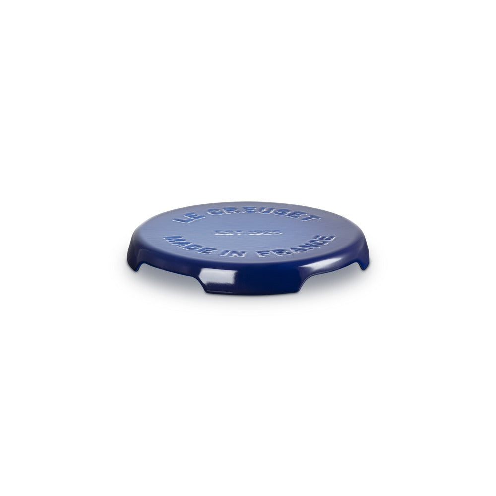 Coperchio blu in ceramica smaltata, con incisi "LE CREUSET" e "MADE IN FRANCE", leggermente bombato, su sfondo bianco.