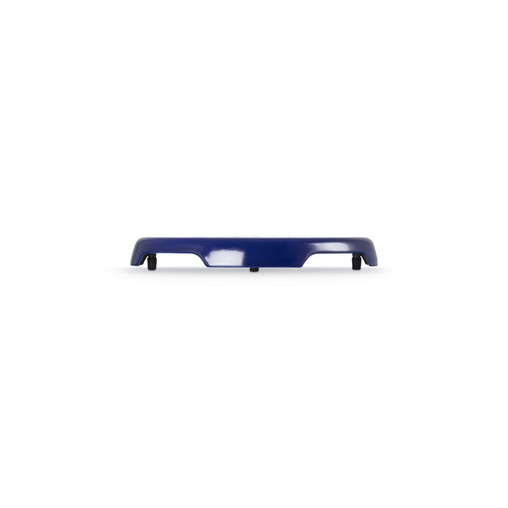 Supporto di colore blu, rettangolare con bordi arrotondati e base piana, appoggiato su una superficie bianca.