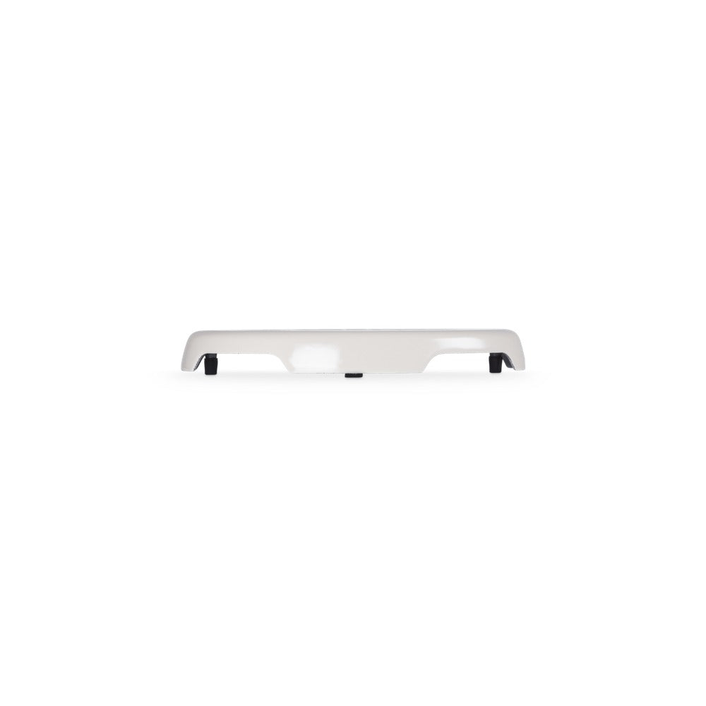 Elemento di forma rettangolare di colore bianco, con estremità smussate e supporti neri alla base, su sfondo bianco.