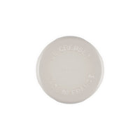 Piatto rotondo in ceramica di colore bianco, con impresso il logo "LE CREUSET" e la scritta "MADE IN FRANCE".