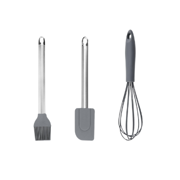 Tre utensili da cucina grigi con manico in acciaio e silicone su sfondo bianco: pennello, spatola e frusta.