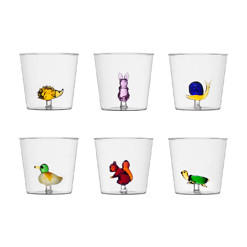 sei bicchieri trasparenti con piccoli animali colorati in vetro soffiato alla base: riccio, coniglio, lumaca, anatra, scoiattolo, tartaruga su sfondo