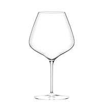 bicchiere di vino trasparente in vetro con calice ampio, gambo sottile e base piatta su sfondo bianco