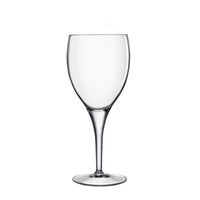 Transparante glazen wijnglas met ronde voet en lange steel, slanke symmetrische vorm.