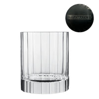 Transparentes Glas mit vertikalen Gravuren und dicker Basis, schwarze Verschlüsse mit Aufschrift Diplomático auf weißem Hintergrund
