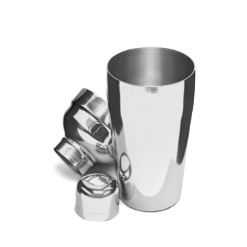Set da cocktail in metallo lucido formato da tre pezzi smontati di forma cilindrica e conica su sfondo bianco.