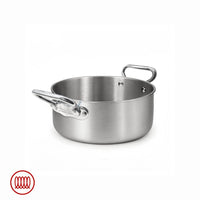 Casserole ronde en acier inoxydable brossée avec fond épais, deux anses robustes en métal, sur fond blanc.