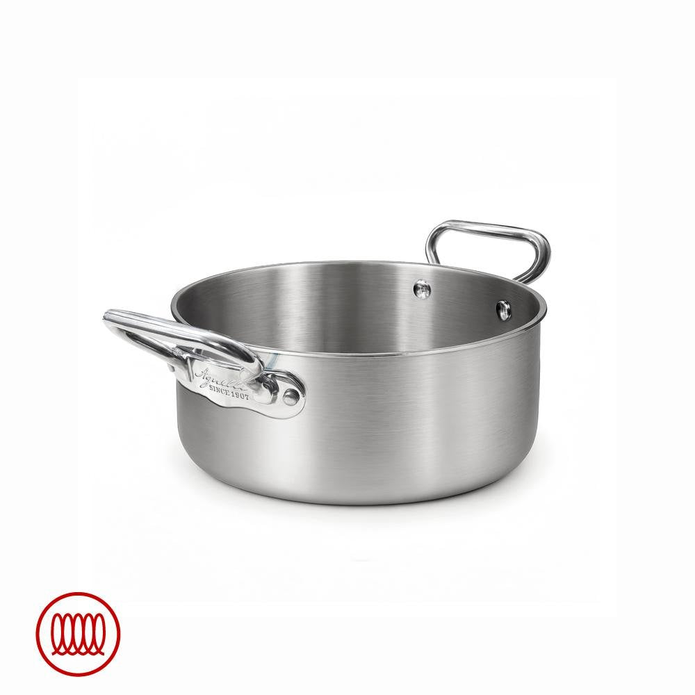 Casserole en acier inoxydable à deux anses métalliques, finition satinée, sur fond blanc, avec symbole rouge en bas à gauche.