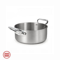 Casserole en acier inoxydable argentée avec double anse et gravure "Since 1907" sur une anse, fond blanc.