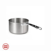 Olla de acero inoxidable pulido con fondo grueso y mango largo de metal, sobre fondo blanco, logo rojo abajo a la izquierda