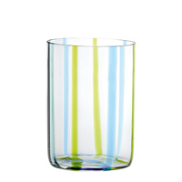 bicchiere trasparente con righe verticali colorate verdi e azzurre su sfondo bianco