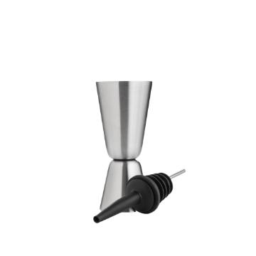 bicchiere metallico argentato conico e beccuccio dosatore nero con tappo in plastica su sfondo bianco.