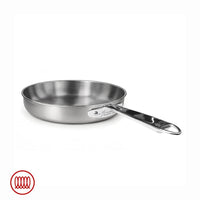 Padella rotonda in acciaio inox con manico lungo lucido e scritta "Agnelli since 1907" su fondo bianco, simbolo fuoco rosso.